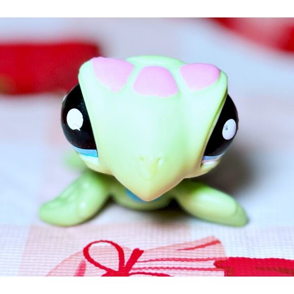 Authentic LPS Littlest Pet Shop #1910 Green Pink Sea Turtle Blue Eyes & Baby - Picture 5 of 11